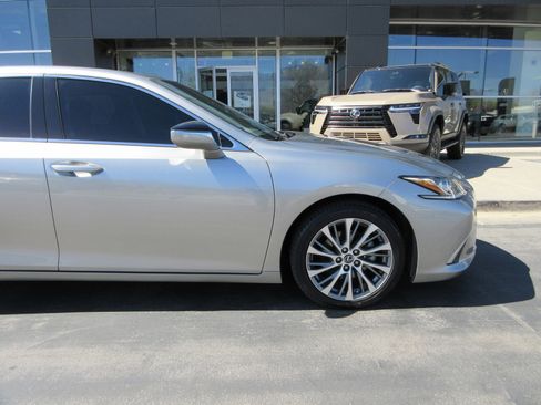 Used 2021 Lexus ES 250 w/ Premium Package image 12