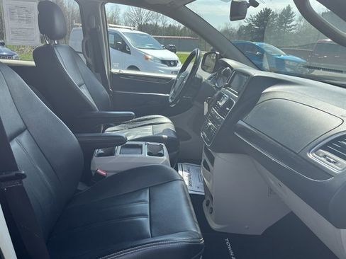 Used 2014 Chrysler Town & Country Touring image 37