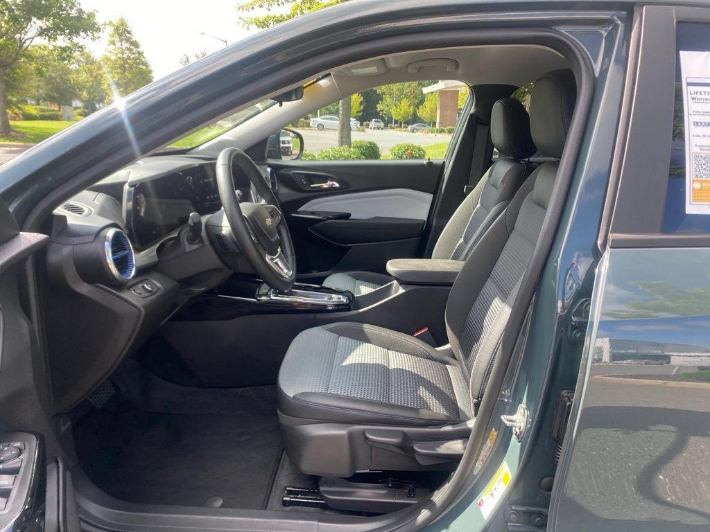 Used 2025 Chevrolet Trax LT w/ LT Convenience Package FWD image 18