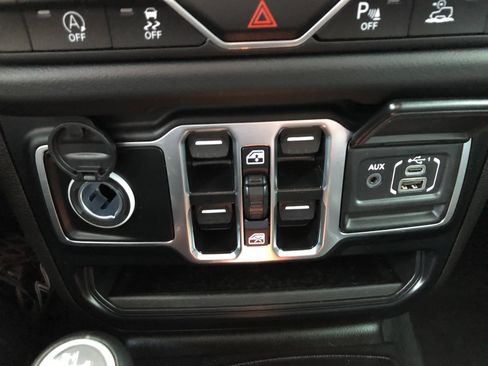 Used 2024 Jeep Wrangler Unlimited Sahara w/ Technology Group AWD/4WD image 31