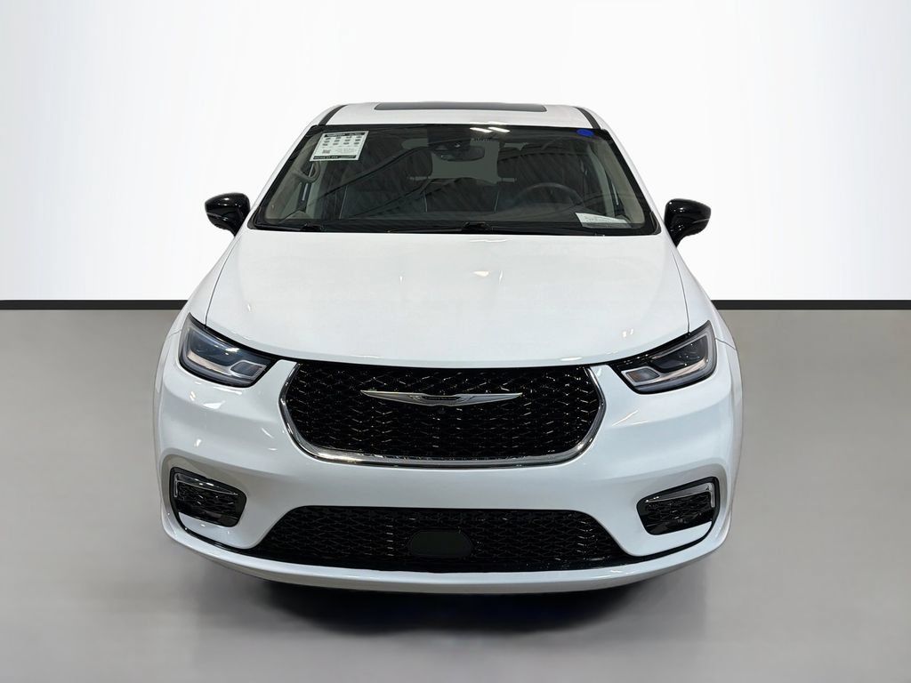 Used 2024 Chrysler Pacifica Limited FWD image 2
