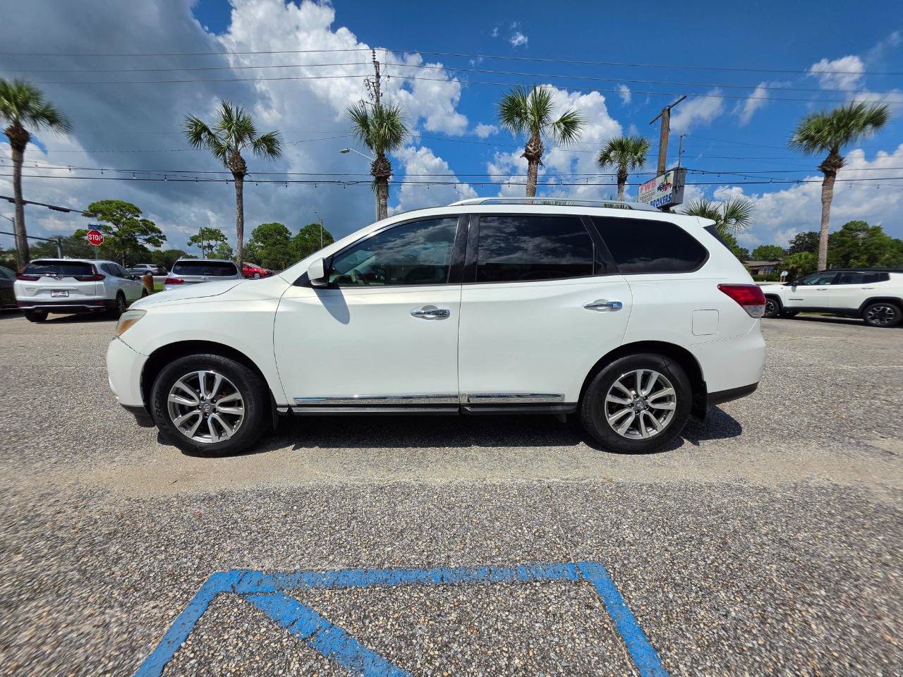 Used 2014 Nissan Pathfinder SL w/ Trailer Tow Package FWD image 2