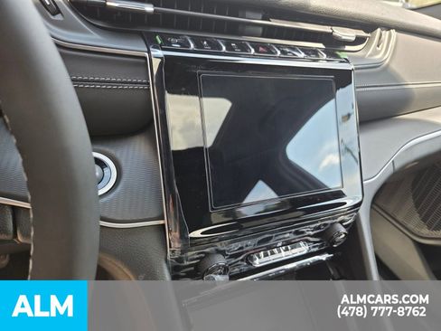 Used 2025 Jeep Grand Cherokee Laredo w/ Luxury Tech Group I AWD/4WD image 9