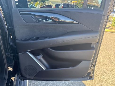 Used 2019 Cadillac Escalade ESV Platinum image 29