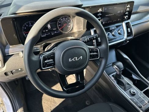 Used 2022 Kia Sorento LX image 11
