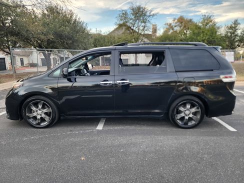 Used 2015 Toyota Sienna SE image 4