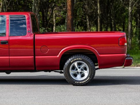 Used 2001 Chevrolet S10 Pickup LS w/ Preferred Equipment Group RWD image 17