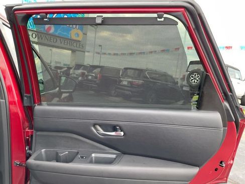 Used 2025 Nissan Pathfinder SL FWD image 15