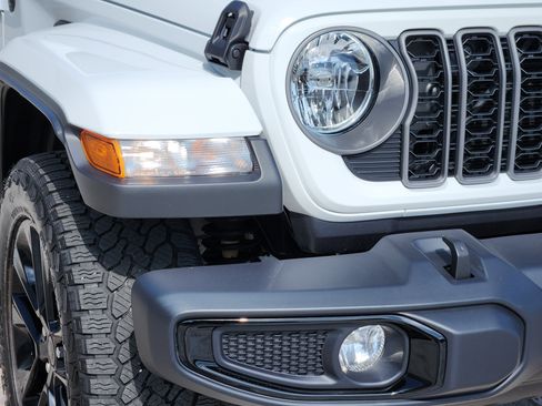 Used 2025 Jeep Gladiator Sport AWD/4WD image 10