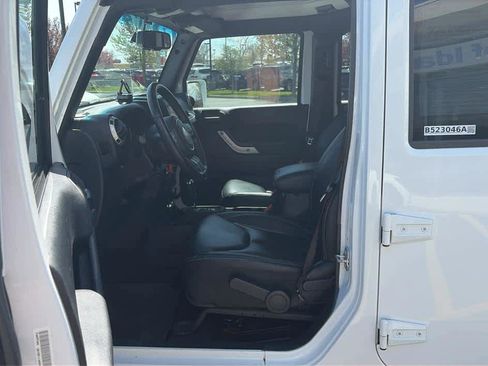Used 2017 Jeep Wrangler Unlimited Sahara w/ Connectivity Group AWD/4WD image 10