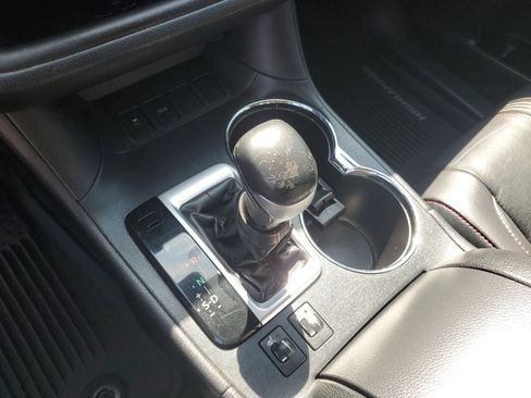 Used 2019 Toyota Highlander SE FWD image 25