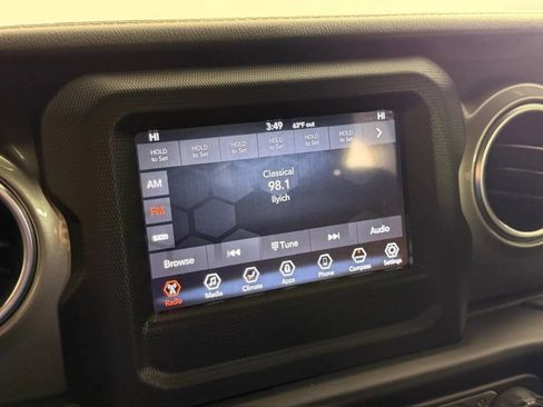 Used 2020 Jeep Wrangler Unlimited Sahara AWD/4WD image 18