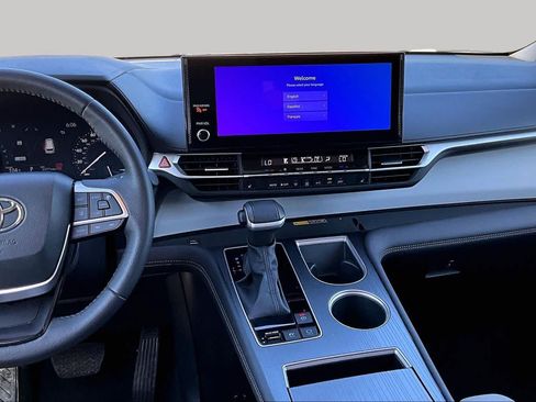 Used 2025 Toyota Sienna XLE FWD image 7