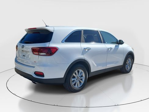 Used 2019 Kia Sorento LX image 3