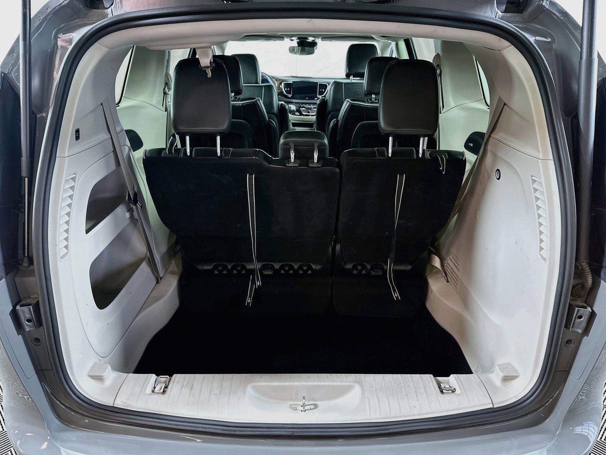 Used 2023 Chrysler Pacifica Limited FWD image 26