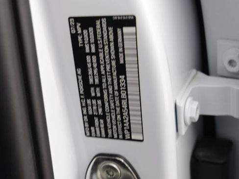 Used 2024 Porsche Macan AWD/4WD image 23