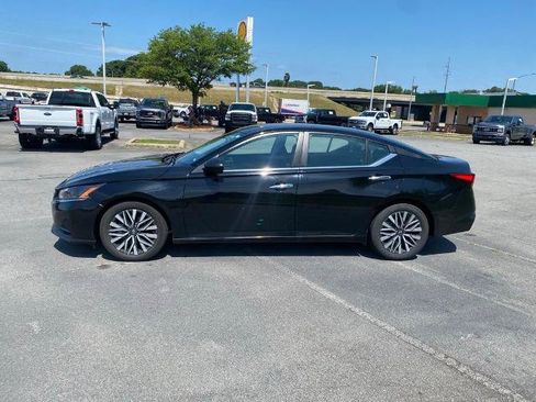 Used 2024 Nissan Altima 2.5 SV FWD image 4
