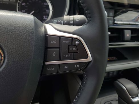 Used 2025 Toyota Highlander XLE image 26