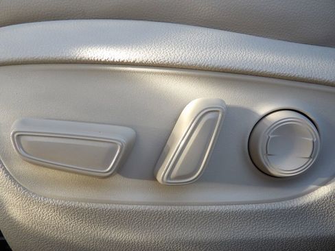 Used 2022 Toyota Highlander XLE image 12