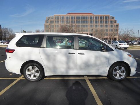 Used 2016 Toyota Sienna L image 8