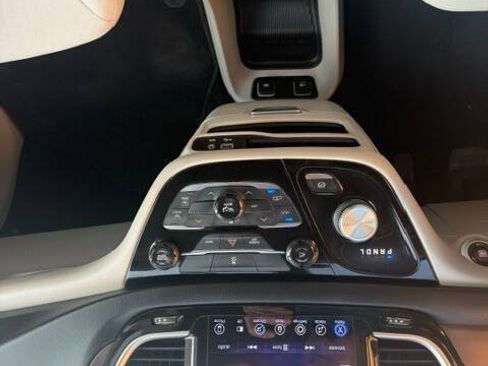 Used 2017 Chrysler Pacifica Touring w/ Tire & Wheel Group FWD image 11