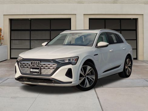 Used 2024 Audi Q8 e-tron Premium image 3