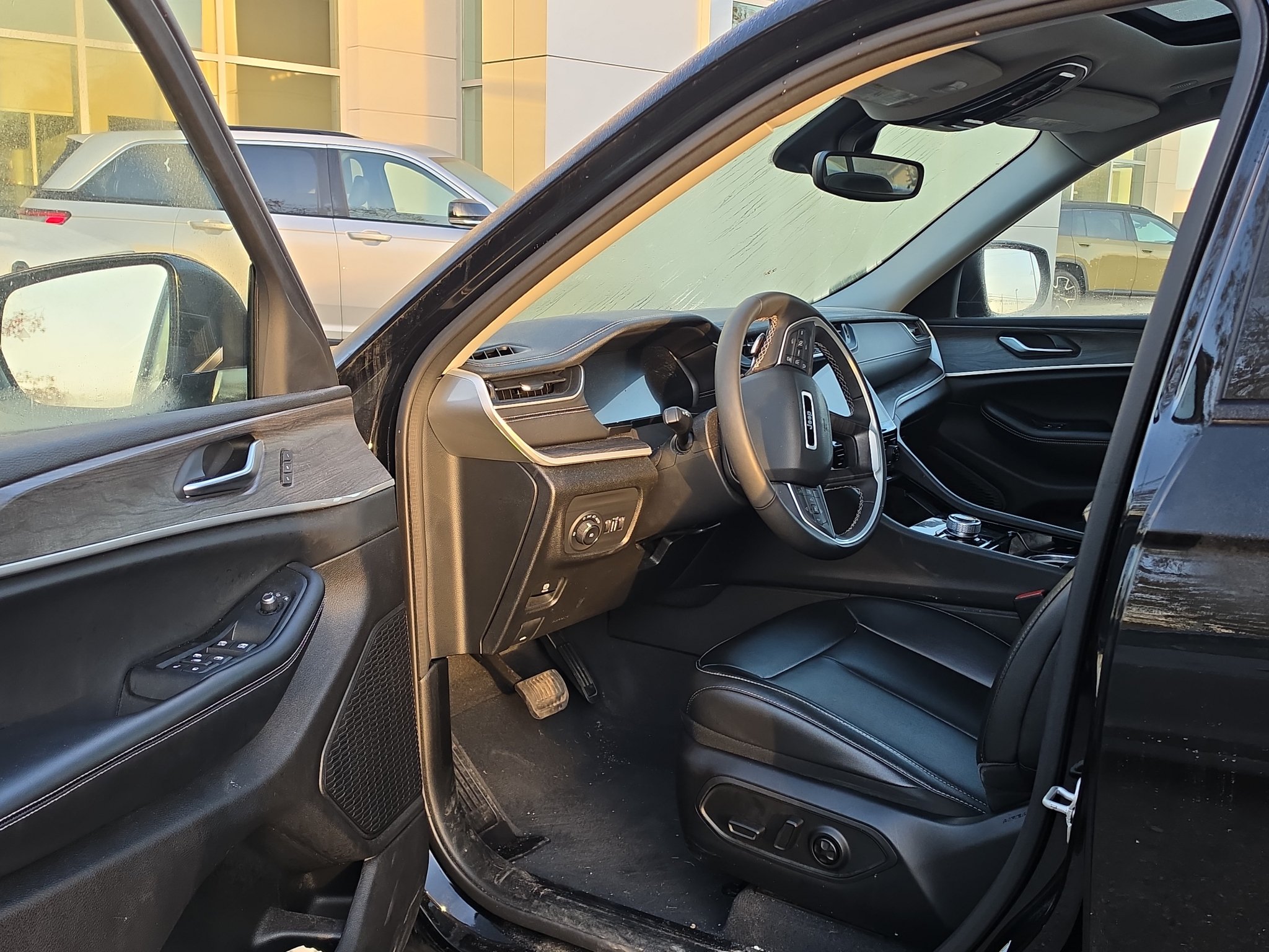 Used 2023 Jeep Grand Cherokee L Limited AWD/4WD image 9