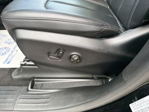 Used 2025 Chrysler Pacifica Select FWD image 17