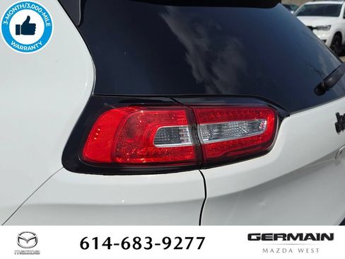 Used 2016 Jeep Cherokee Latitude w/ Comfort/Convenience Group AWD/4WD image 17