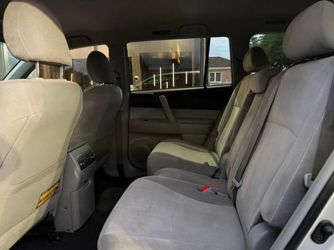 Used 2012 Toyota Highlander FWD w/ Cold Weather Pkg image 11