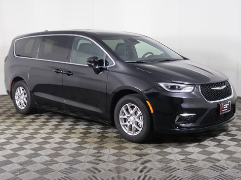 Used 2025 Chrysler Pacifica Select image 63