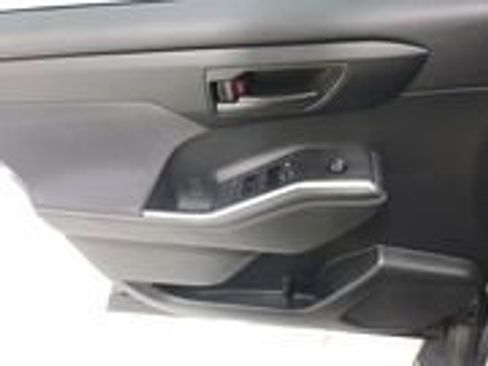 Used 2024 Toyota Highlander LE image 9