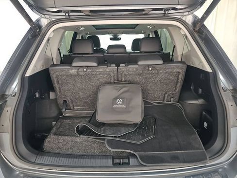 Used 2023 Volkswagen Tiguan SE w/ Panoramic Sunroof Package FWD image 9