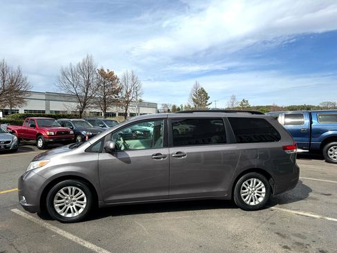 Used 2011 Toyota Sienna Limited image 22