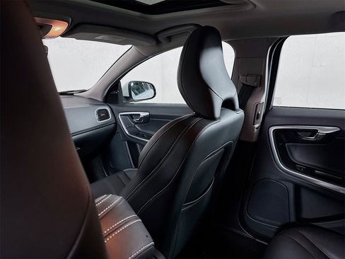 Used 2018 Volvo V60 T5 Dynamic w/ Vision Package image 21