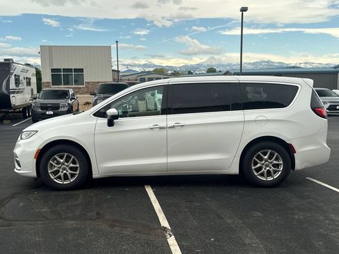 Used 2023 Chrysler Pacifica Touring-L FWD image 21