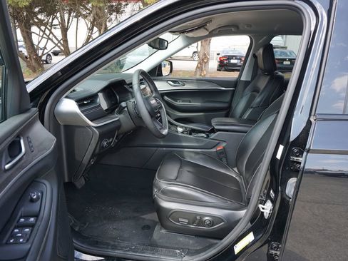 Used 2023 Jeep Grand Cherokee Limited image 2