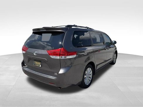 Used 2014 Toyota Sienna LE AWD/4WD image 6