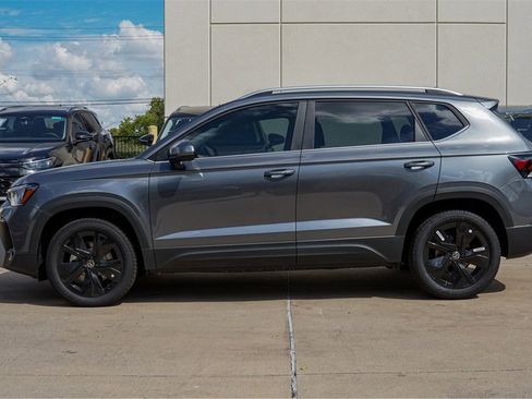 New 2025 Volkswagen Taos SE image 5