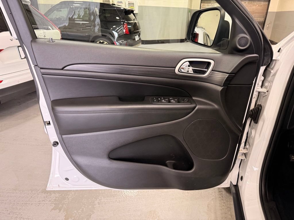 Used 2020 Jeep Grand Cherokee Laredo AWD/4WD image 10