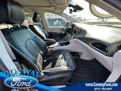 Used 2022 Chrysler Pacifica Limited w/ Uconnect Theater Family Group image 27