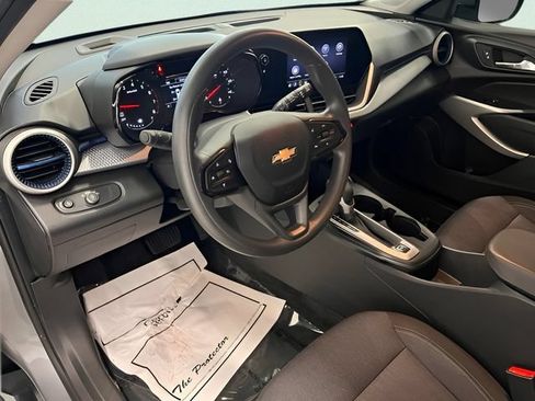 Used 2025 Chevrolet Trax LS w/ LS Convenience Package FWD image 17