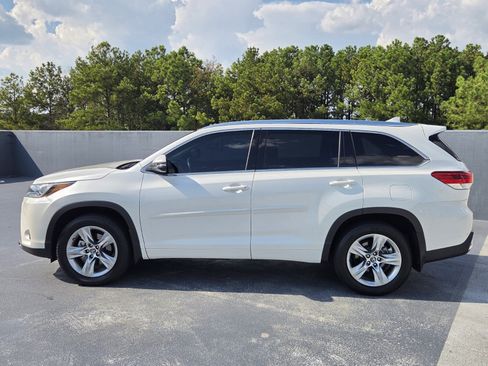 Used 2017 Toyota Highlander Limited FWD image 2