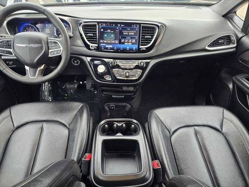 Used 2025 Chrysler Pacifica Select FWD image 18