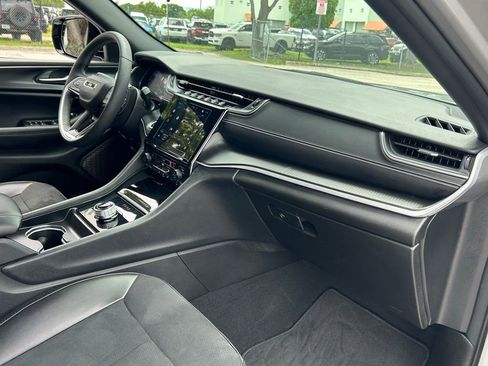 Certified 2024 Jeep Grand Cherokee Altitude image 32