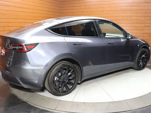 Used 2022 Tesla Model Y Long Range image 18