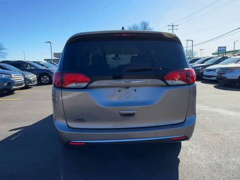 Used 2018 Chrysler Pacifica Touring-L image 7