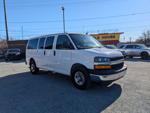 Used 2017 Chevrolet Express 2500 LT w/ LT Preferred Equipment Group image 3