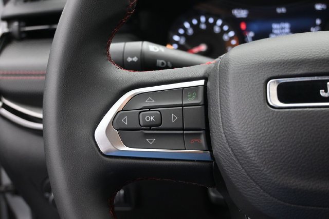 Used 2025 Jeep Compass Trailhawk AWD/4WD image 18
