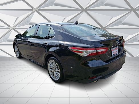 Used 2020 Toyota Camry XLE FWD image 7